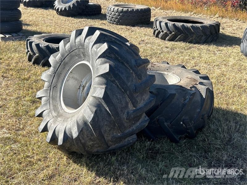 Goodyear of (2) Goodyear 12.5L-16.1 Tires Gume, točkovi i felne