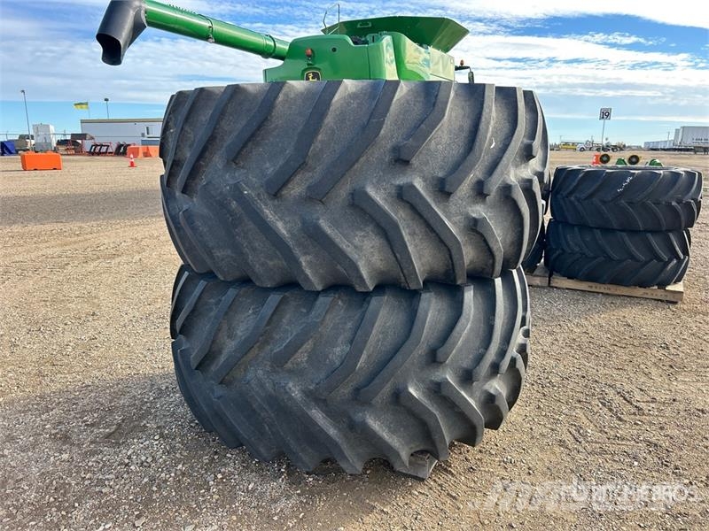 Goodyear of (2) Goodyear 800/65R32 Tires Banden, wielen en velgen