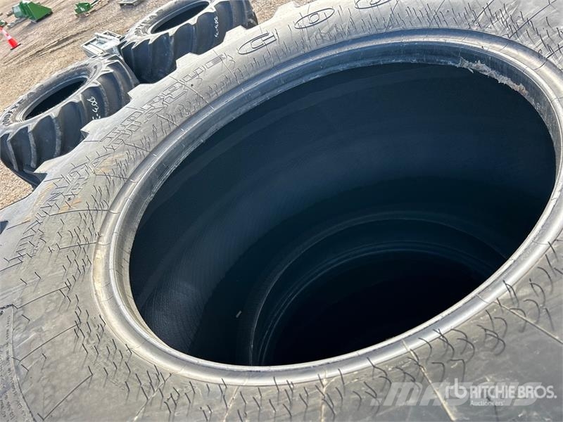 Goodyear of (2) Goodyear 800/65R32 Tires Banden, wielen en velgen