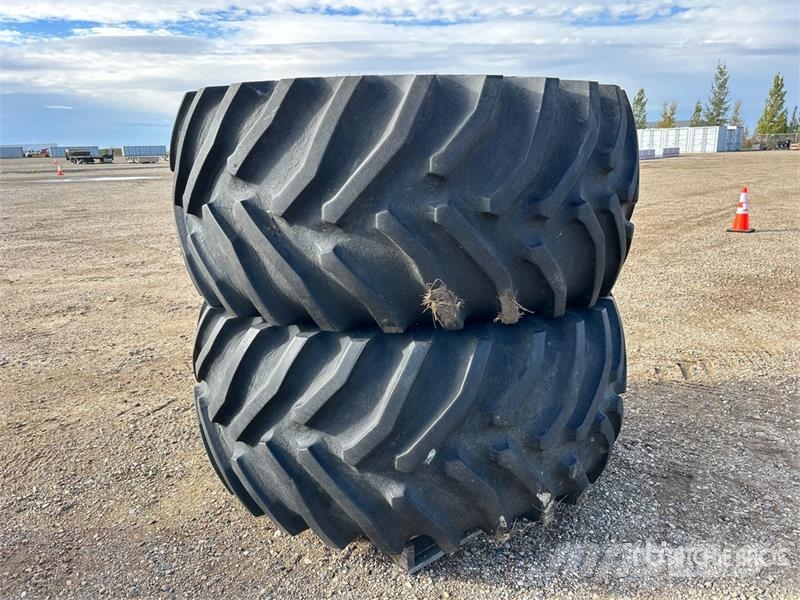 Goodyear of (2) Goodyear 800/65R32 Tires Banden, wielen en velgen