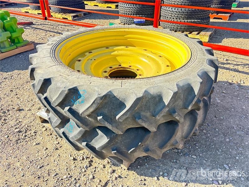 Goodyear of (2) Goodyear 320/80 R42 Tires Däck, hjul och fälgar