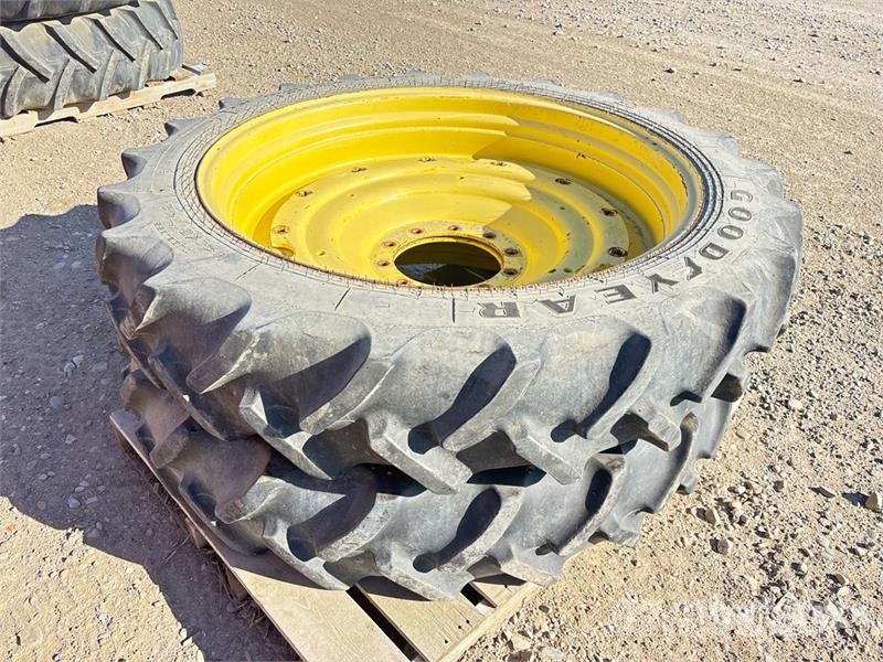 Goodyear of (2) Goodyear 320/80 R42 Tires Däck, hjul och fälgar