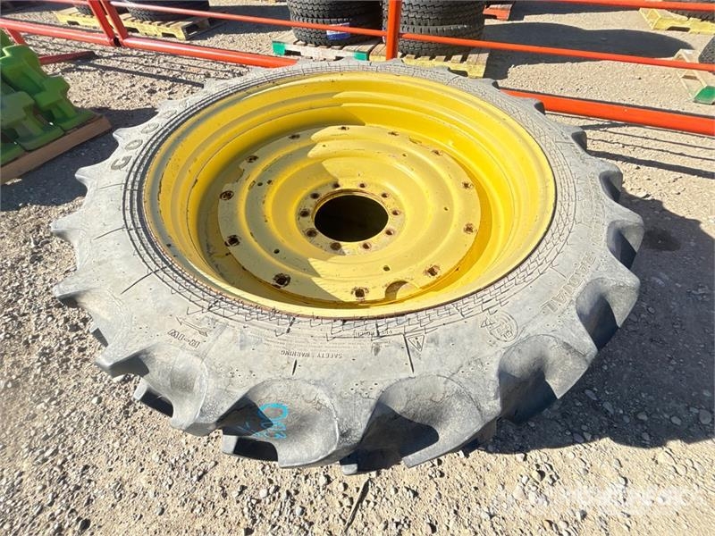 Goodyear of (2) Goodyear 320/80 R42 Tires Däck, hjul och fälgar