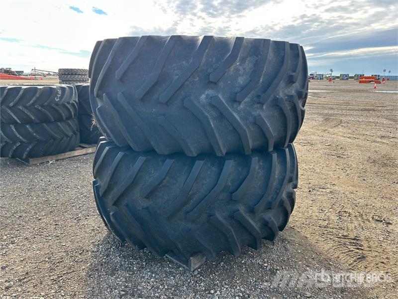 Goodyear of (2) Goodyear 800/65R32 Tires Banden, wielen en velgen