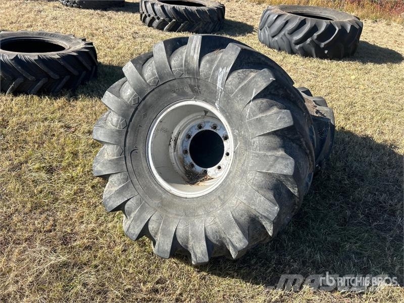Goodyear of (2) Goodyear 12.5L-16.1 Tires Gume, točkovi i felne