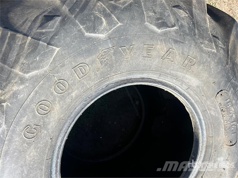 Goodyear of (2) Goodyear Tires Gume, kolesa in platišča