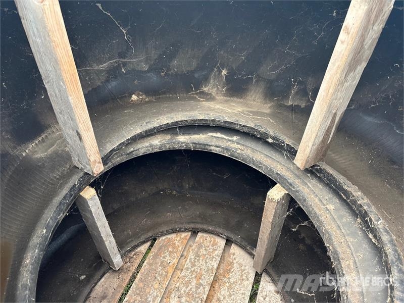 Goodyear of (2) Goodyear 24.5R32 Tires Gume, točkovi i felne