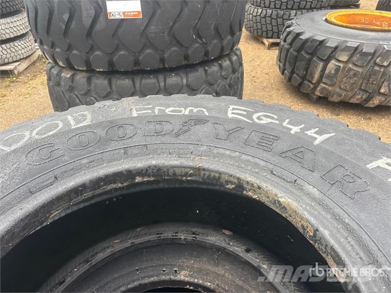 Goodyear of (2) Goodyear Unisteel 17.5R25 Tires (Unused) Däck, hjul och fälgar