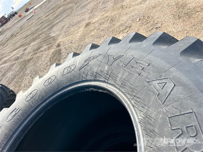 Goodyear of (2) Goodyear 800/65R32 Tires Banden, wielen en velgen