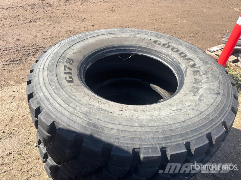 Goodyear of (2) Goodyear G178 445/65R22.5 Tires 輪胎、車輪和輪圈