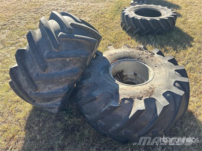 Goodyear of (2) Goodyear 12.5L-16.1 Tires Gume, točkovi i felne
