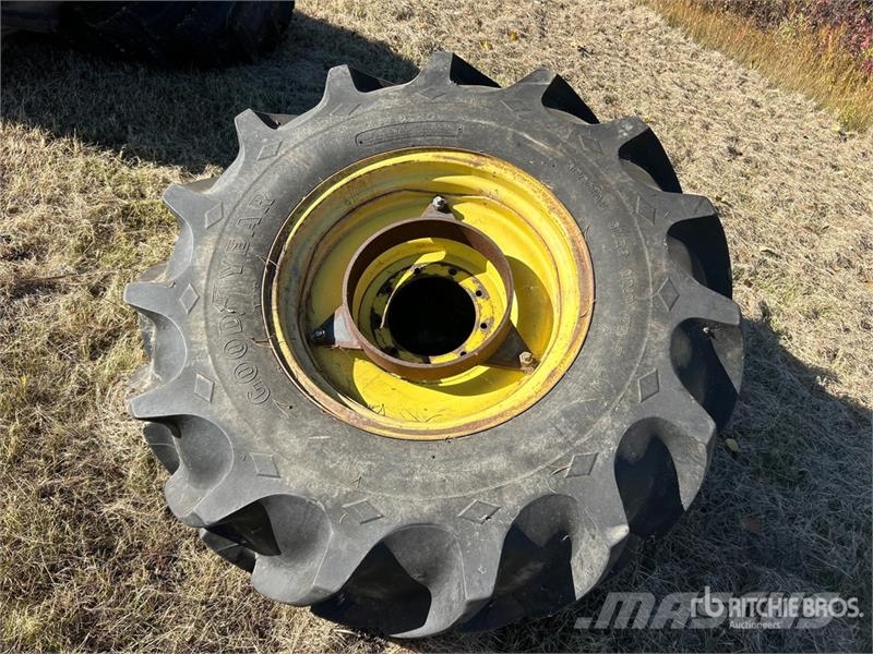 Goodyear of (2) Goodyear 14.9-24 Tires Gume, točkovi i felne