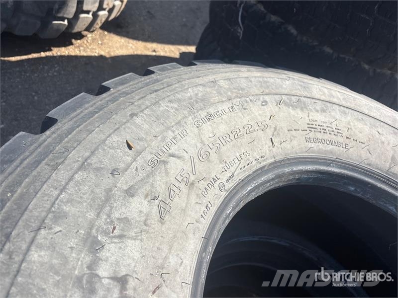 Goodyear of (2) Goodyear G178 445/65R22.5 Tires 輪胎、車輪和輪圈
