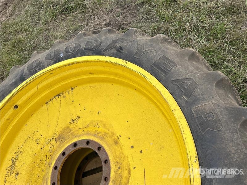 Goodyear of (2) Pallets of Goodyear 320/90R50 Tires Gume, točkovi i felne