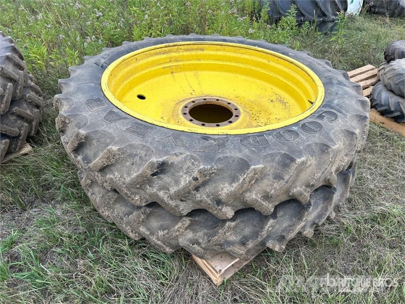 Goodyear of (2) Pallets of Goodyear 320/90R50 Tires Gume, točkovi i felne