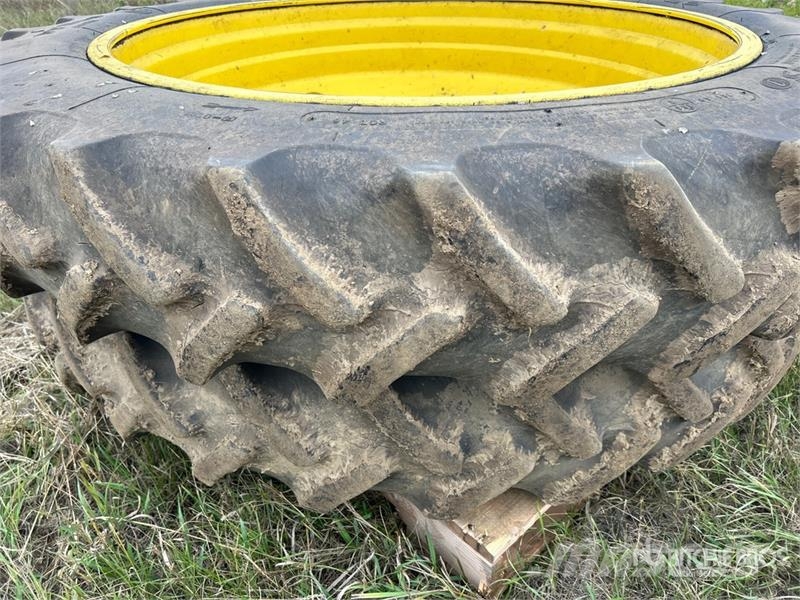 Goodyear of (2) Pallets of Goodyear 320/90R50 Tires Gume, točkovi i felne