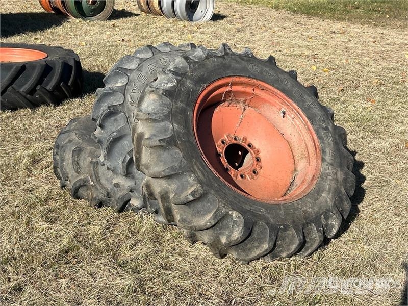 Goodyear of (3) Goodyear 11.2-24 Tires Gume, točkovi i felne