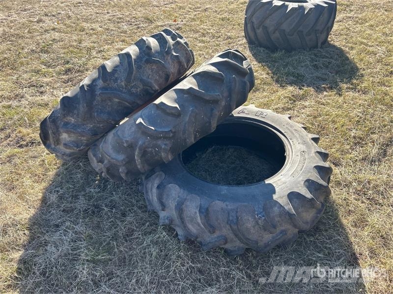 Goodyear of (3) Goodyear 11.2-24 Tires Gume, točkovi i felne