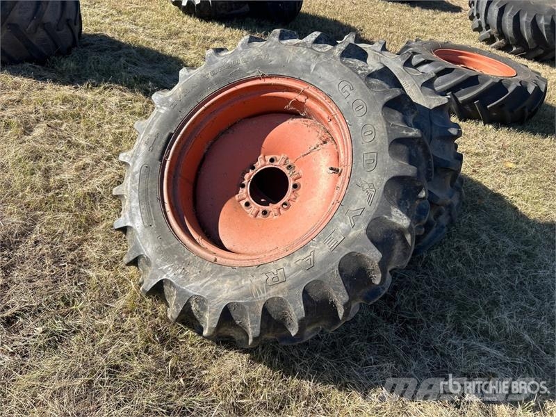 Goodyear of (3) Goodyear 11.2-24 Tires Gume, točkovi i felne
