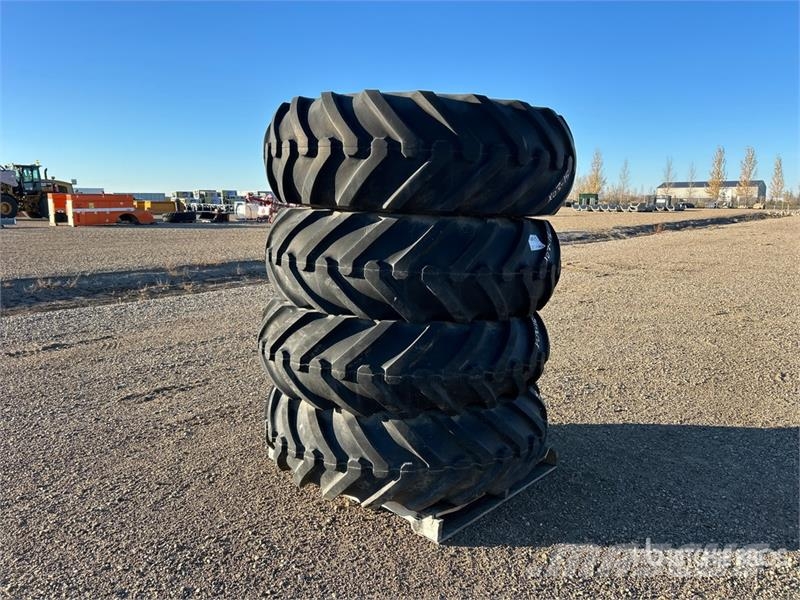 Goodyear of (4) Goodyear 18.4-28 Tires Gume, točkovi i felne