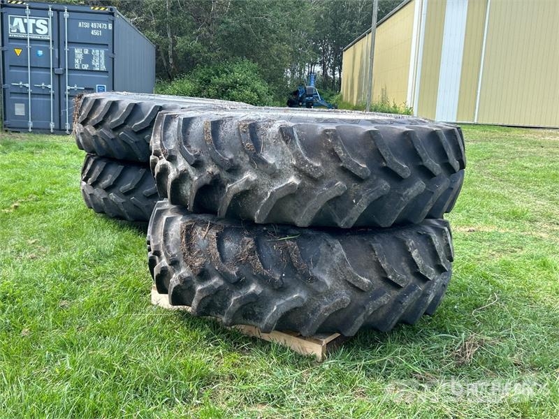 Goodyear of (4) Goodyear 520/85R38 Tires Tekerlekler
