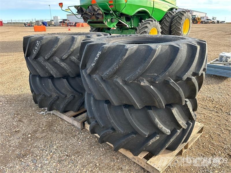 Goodyear of (4) Goodyear 540/65R24 Tires Banden, wielen en velgen