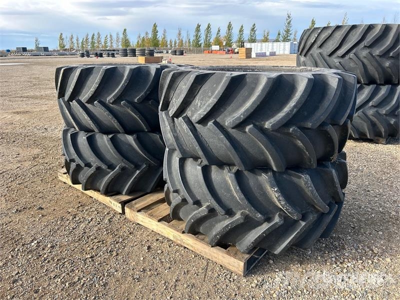 Goodyear of (4) Goodyear 540/65R24 Tires Banden, wielen en velgen