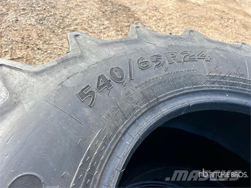 Goodyear of (4) Goodyear 540/65R24 Tires Banden, wielen en velgen