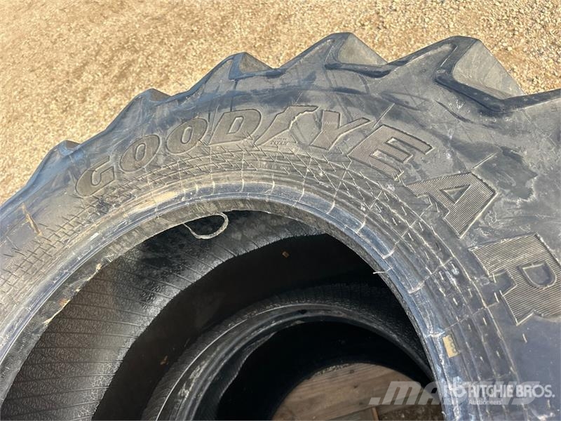 Goodyear of (4) Goodyear 540/65R24 Tires Banden, wielen en velgen