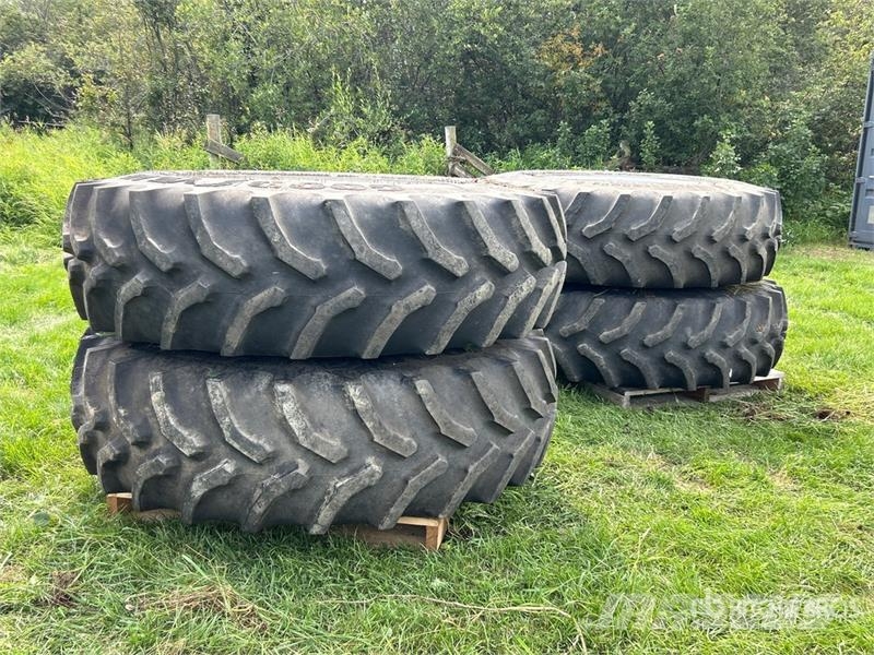 Goodyear of (4) Goodyear 520/85R38 Tires Tekerlekler
