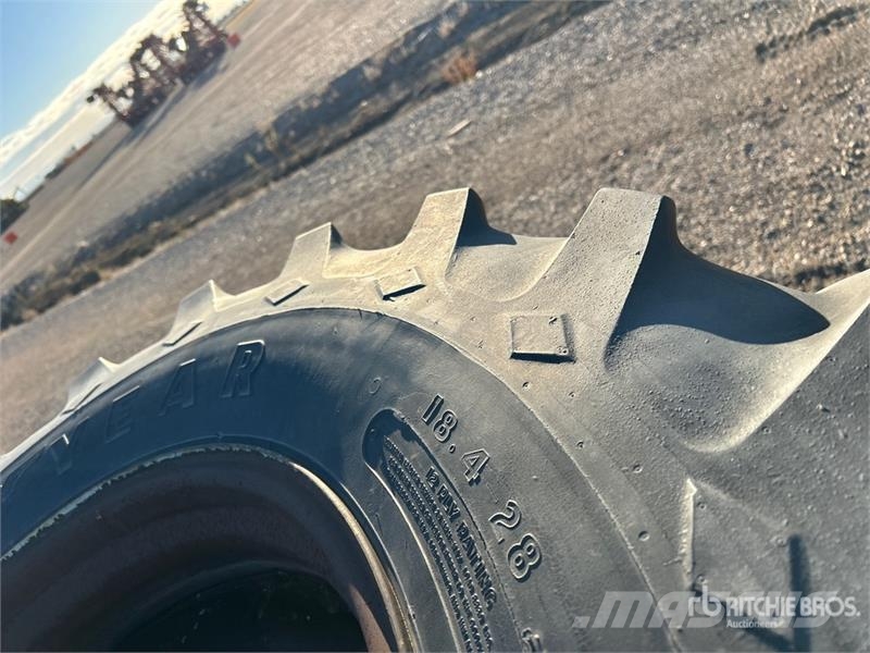 Goodyear of (4) Goodyear 18.4-28 Tires Gume, točkovi i felne