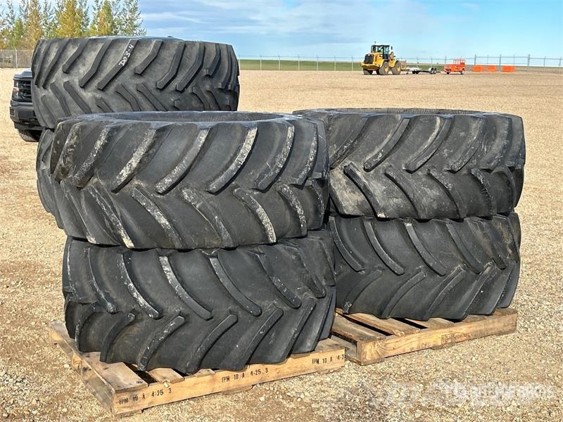 Goodyear of (4) Goodyear 540/65R24 Tires Banden, wielen en velgen