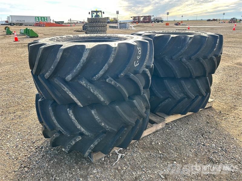 Goodyear of (4) Goodyear 540/65R24 Tires Banden, wielen en velgen