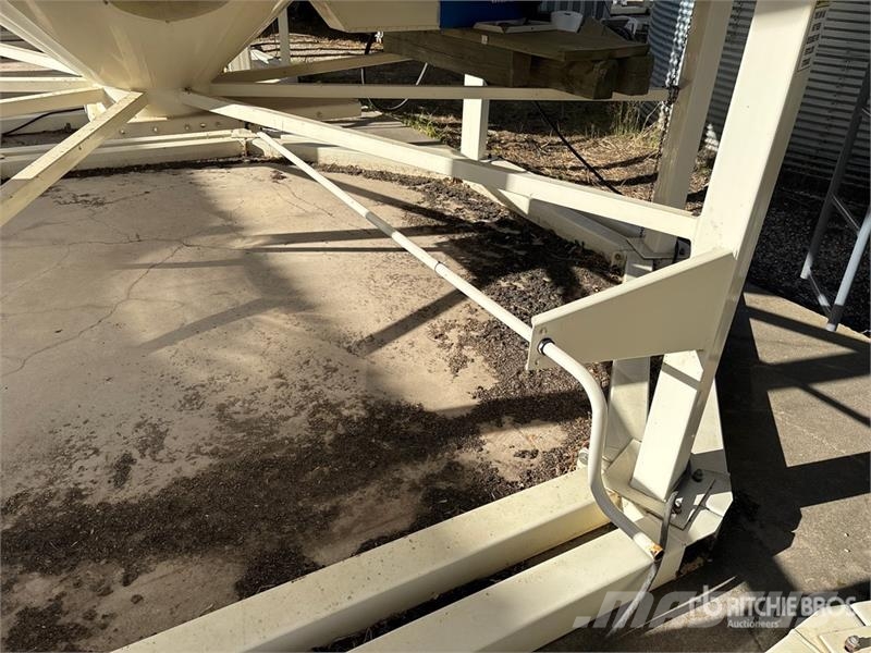  Grain Max +/- 4000 bu 4 Ring Smooth Wall Hopper  B وحدات / آلات معالجة المحاصيل وتخزينها - أخرى