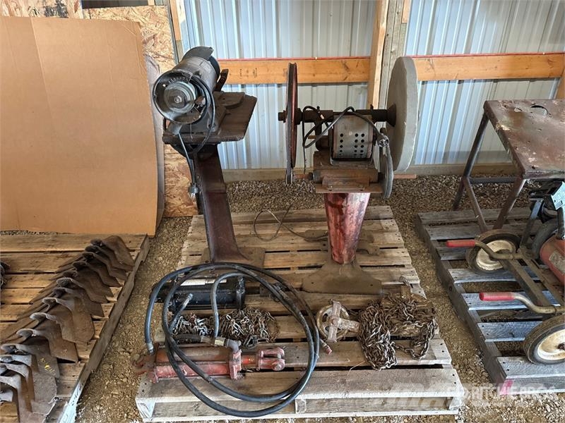 Grinder, (2) Hydraulic Cylinder, Chain Hoist Andre komponenter