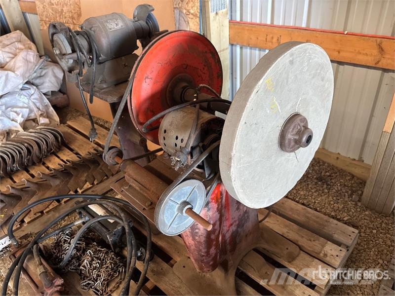 Grinder, (2) Hydraulic Cylinder, Chain Hoist Andre komponenter