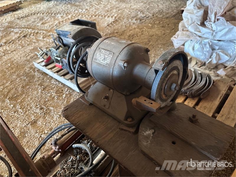 Grinder, (2) Hydraulic Cylinder, Chain Hoist Andre komponenter