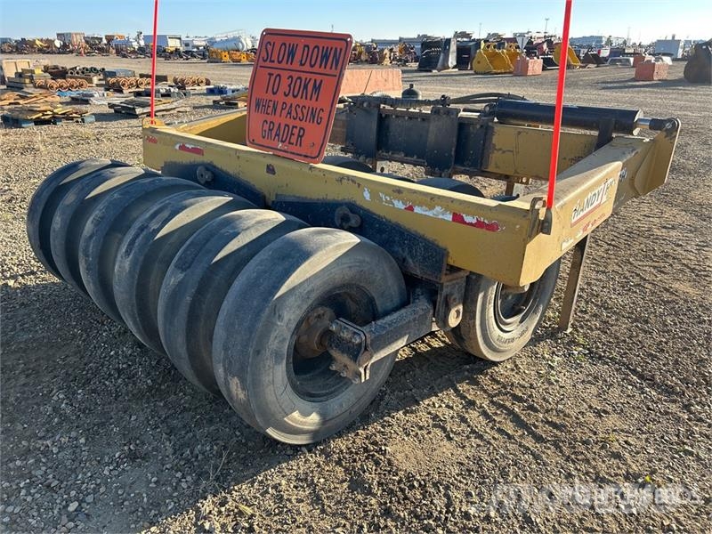 Handy Hitch 110in Wide Pull Behind Roller 牽引式ローラ