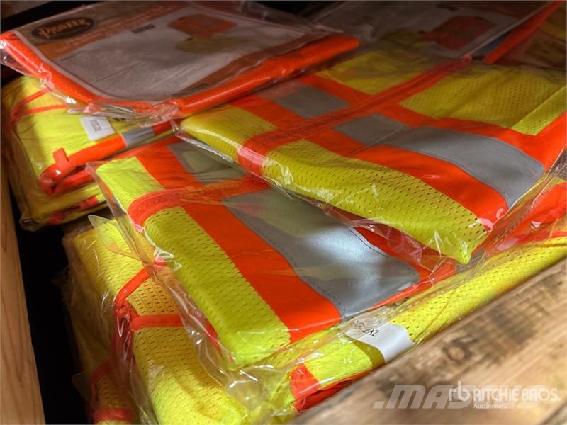  Hard Hat, Safety Vest, Gloves Safety Supplies Outros componentes