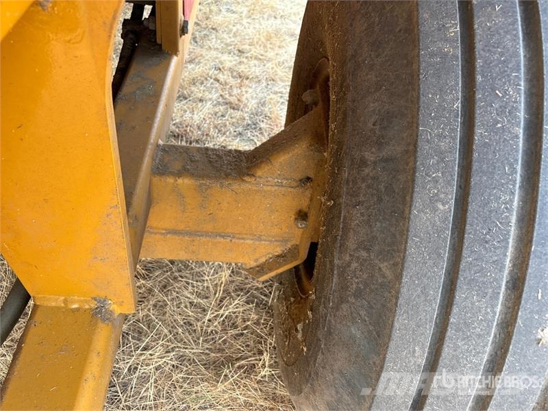 Haybuster H-1130 Bale Processor آلات تمزيق الحزم وتقطيعها ونشرها