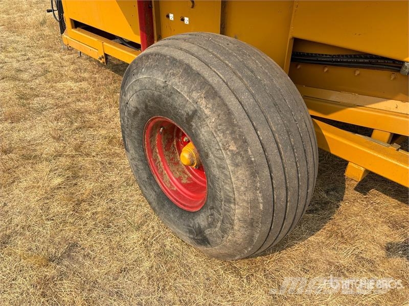 Haybuster H-1130 Bale Processor آلات تمزيق الحزم وتقطيعها ونشرها