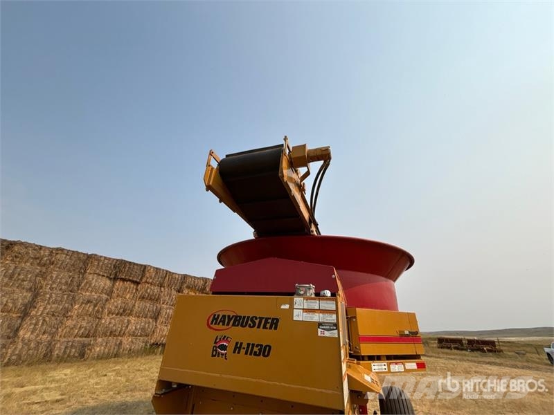 Haybuster H-1130 Bale Processor آلات تمزيق الحزم وتقطيعها ونشرها
