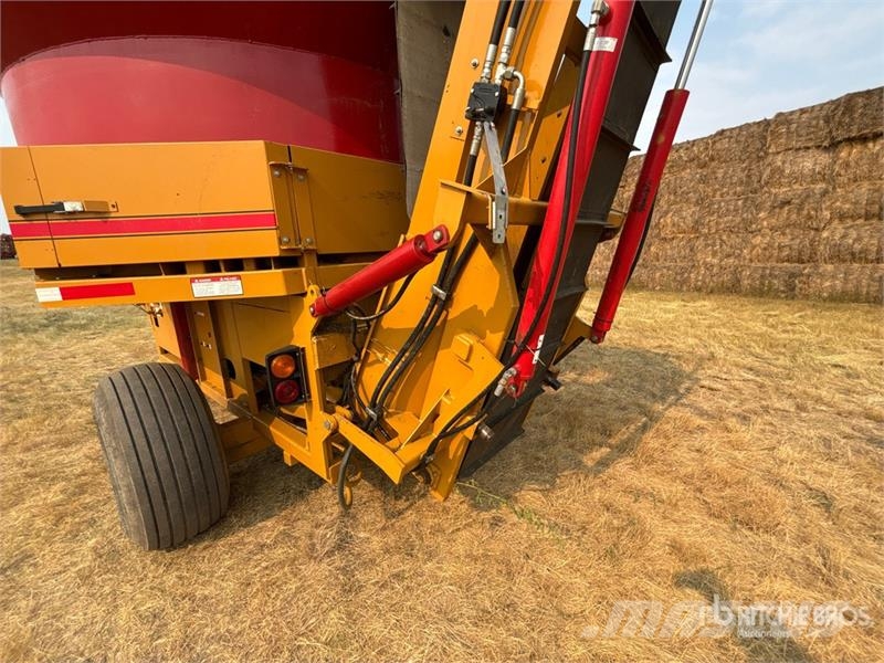 Haybuster H-1130 Bale Processor آلات تمزيق الحزم وتقطيعها ونشرها