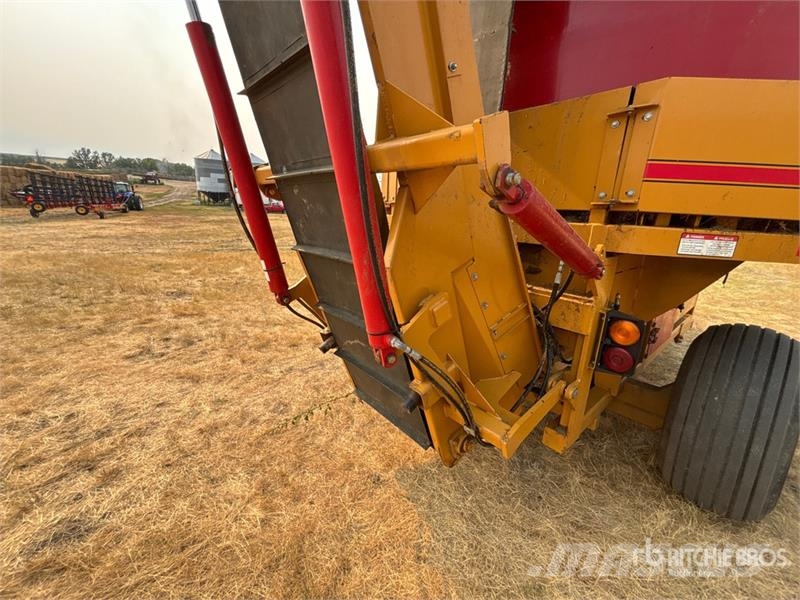 Haybuster H-1130 Bale Processor آلات تمزيق الحزم وتقطيعها ونشرها