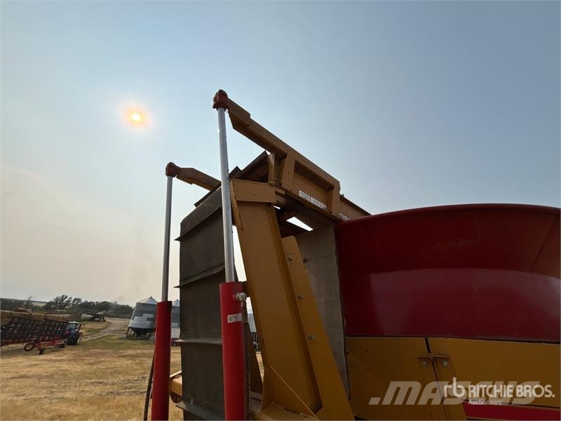 Haybuster H-1130 Bale Processor آلات تمزيق الحزم وتقطيعها ونشرها