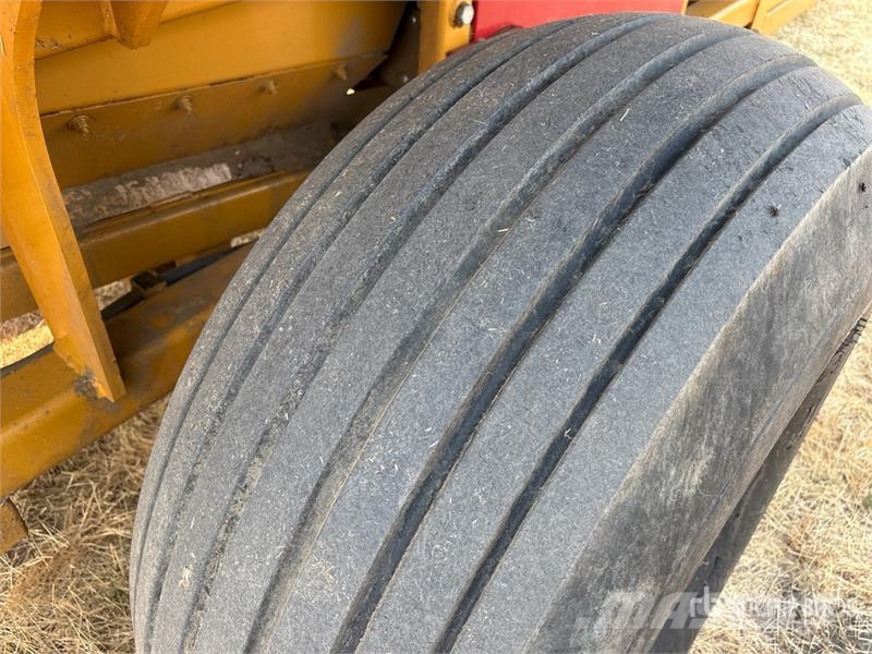 Haybuster H-1130 Bale Processor آلات تمزيق الحزم وتقطيعها ونشرها