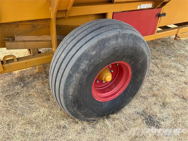 Haybuster H-1130 Bale Processor آلات تمزيق الحزم وتقطيعها ونشرها