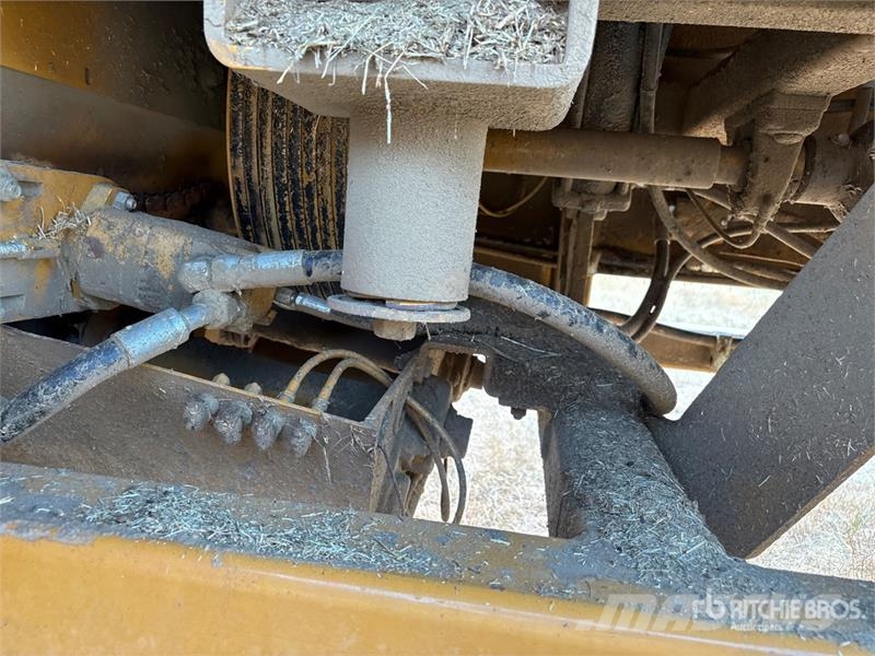 Haybuster H-1130 Bale Processor آلات تمزيق الحزم وتقطيعها ونشرها