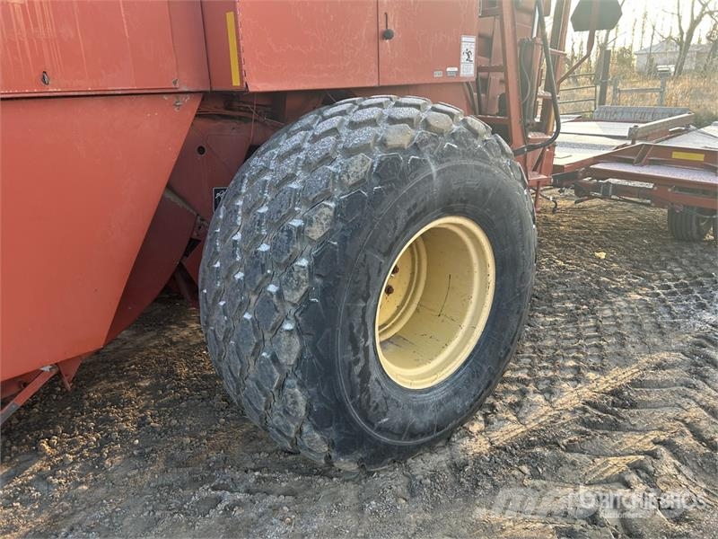 Hesston 4910 Szögletes bálázók