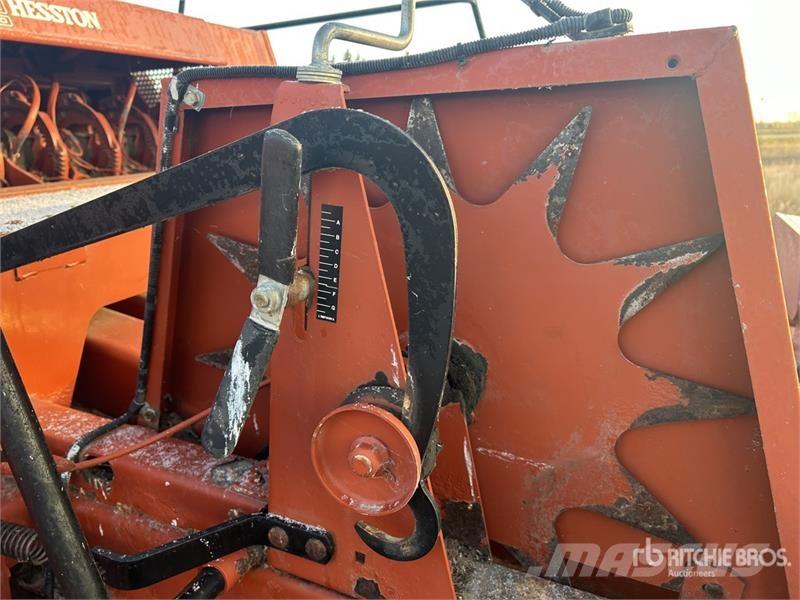 Hesston 4910 Szögletes bálázók